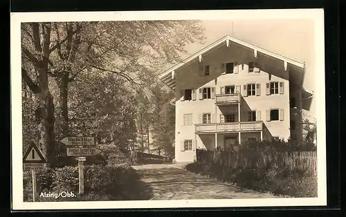 AK Alzing / Obb., Gebäudeansicht, Wegweiser Staudach & Bahnhof Bergen