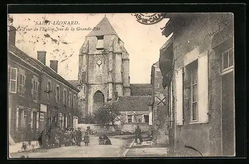 AK Saint-Léonard, La Tour de l`Eglise vue de la Grande-Rue