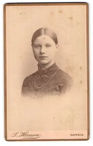 Fotografie L. Jansen, Kappeln, Portrait bildschönes Mädchen mit eleganter Perlenhalskette