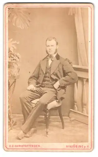 Fotografie V. C. Christoffersen, Nykjöbing, Portrait stattlicher Herr elegant im Anzug