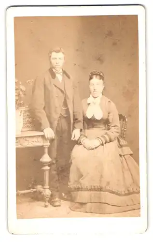 Fotografie J. B. Sidenius, Nykjöbing, Portrait eines elegant gekleideten Paares
