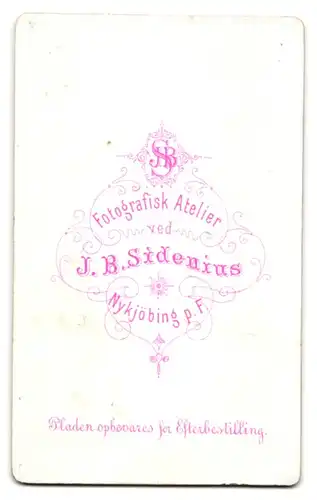 Fotografie J. B. Sidenius, Nykjöbing, Portrait eines elegant gekleideten Paares