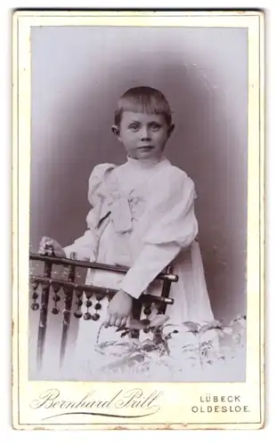 Fotografie Bernhard Prill, Lübeck, Breitestr. 97, Junges Mädchen im Kleid mit Körbchen