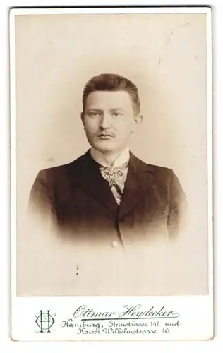 Fotografie Ottmar Heydecker, Hamburg, Steinstr. 147 u. Kaiser Wilhelmstr. 46, Junger Herr im Anzug mit Krawatte