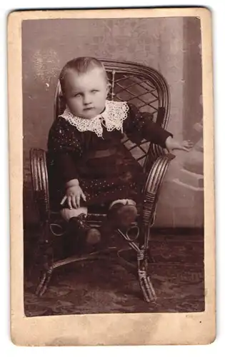 Fotografie C. H. Kruse, Osten, Kleines Kind im hübschen Kleid
