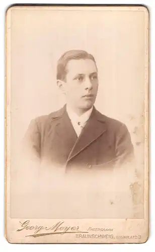 Fotografie Georg Meyer, Braunschweig, Bankplatz 3, Junger Herr im Anzug mit Krawatte