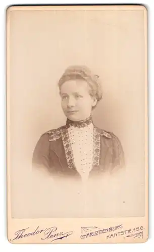 Fotografie Theodor Penz, Berlin-Charlottenburg, Kantstr. 156, Junge Dame in hübscher Kleidung