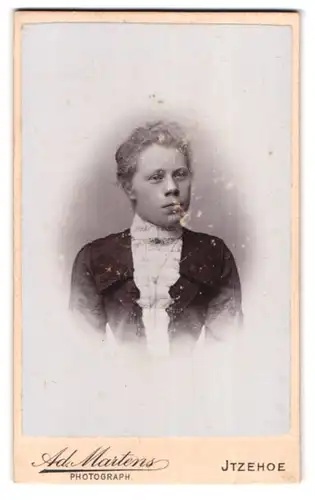 Fotografie Ad. Martens, Itzehoe, Mühlenstr. 5, Junge Dame in hübscher Kleidung