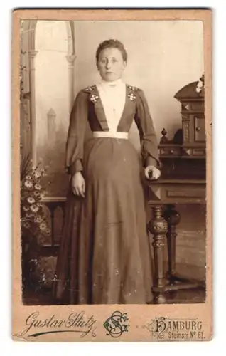 Fotografie Gustav Stutz, Hamburg, Steinstr. 61, Junge Dame im modischen Kleid