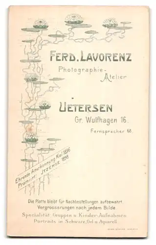 Fotografie Ferd. Lavorenz, Uetersen, Gr. Wulfhagen 16, Junger Herr im Anzug mit Fliege