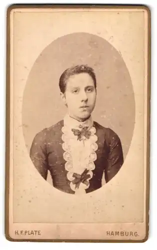 Fotografie H. F. Plate, Hamburg, Gr. Bleichen 46, Junge Dame mit zurückgebundenem Haar