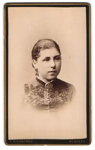 Fotografie V. Bieganowski, München, Klenzestr. 28, Junge Dame mit Kragenbrosche