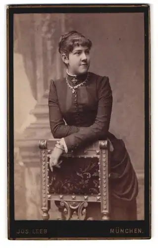 Fotografie J. Leeb, München, Schönfeldstr. 18, Junge Dame im Kleid mit Halskette