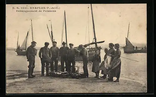 AK Etaples, Débarquement de Poissons, Fischer mit ihrem Fang