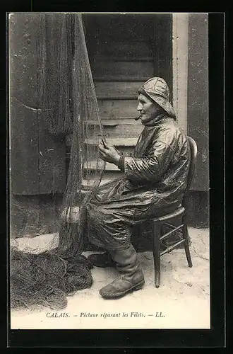 AK Calais, Pecheur réparant les Filets, Fischer im Ölzeug