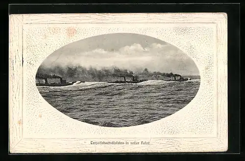 Präge-AK Torpedobotsdivision in voller Fahrt im Passepartoutrahmen