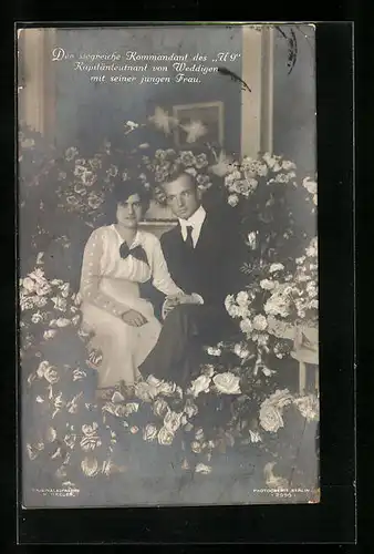 AK Kapitänleutnant Weddigen mit seiner Frau inmitten von Blumen