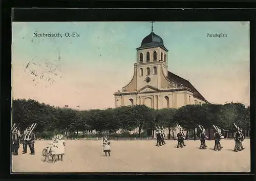 AK Neubreisach /O.-Els., Paradeplatz mit Kirche und Soldaten