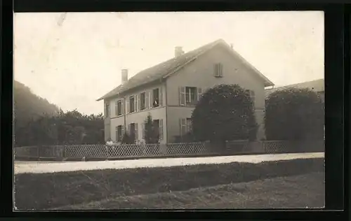 Foto-AK Wesserling, Haus mit Frau am Gartenzaun