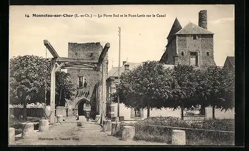 AK Mennetou-sur-Cher, La Porte et le Pont-Levis sur le Canal