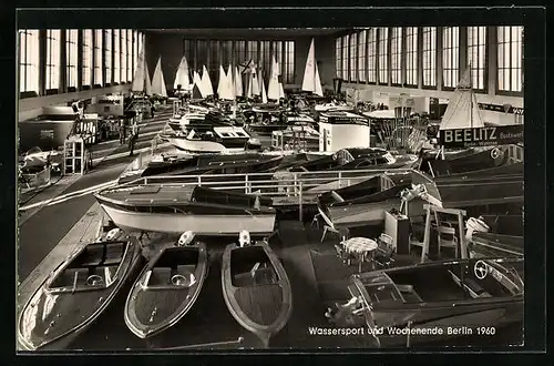 AK Berlin, Ausstellung Wassersport und Wochenende 1960, Bootshalle