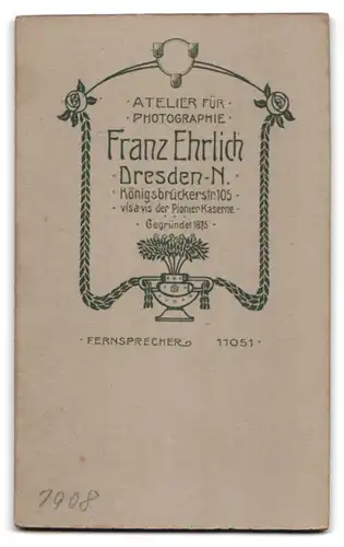 Fotografie Franz Ehrlich, Dresden, Königsbrückerstr. 105, Kleinkind in verziertem Gewand auf Tisch