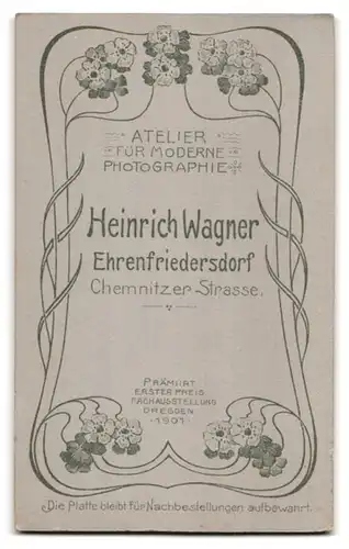 Fotografie Heinrich Wagner, Ehrenfriedersdorf, Kleinmkind mit dunklen Locken trägt Kleid mit Überwurf