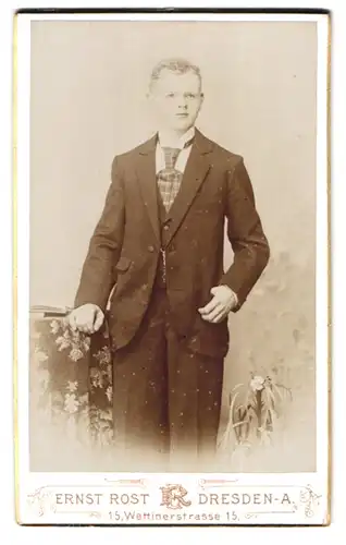 Fotografie Ernst Rost, Dresden, Wettinerstr. 15, Junger Mann mit karierter Krawatte posiert für Portrait
