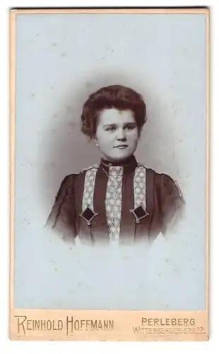 Fotografie Reinhold Hoffmann, Perleberg, Wittenbergerstr. 12, Junge Dame in verziertem Kleid trägt Halskette