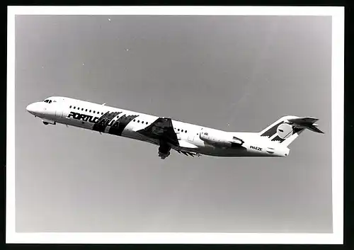 Fotografie Flugzeug Fokker 100, Passagierflugzeug der Portugalia, Kennung PH-EZE