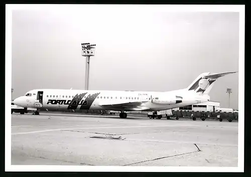 Fotografie Flugzeug Fokker 100, Passagierflugzeug der Portugalia, Kennung CS-TPA