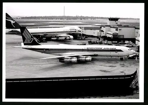 Fotografie Flugzeug Boeing 707, Passagierflugzeug der Singapore Airlines, Kennung 9V-BFN & Boeing 747 der Quantas