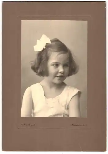 Fotografie Max Beyerle, Mannheim, Portrait kleines Mädchen mit Schleife im Haar