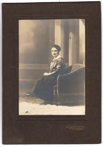 Fotografie Max Scheinfuss, Reichenbach i.V., Bahnhofstr. 16, Brünette Dame im Sessel sitzend