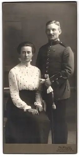 Fotografie Fr. Meltz, Quedlinburg, Heiligegeiststr. 11-12, Uffz. in Uniform, Schulterstück Regiment 165 & Gattin