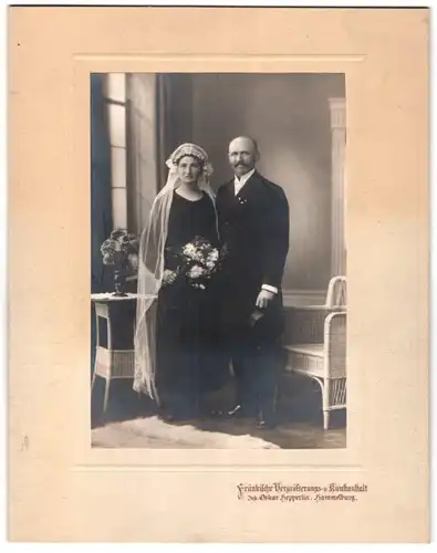 Fotografie Oskar Hepperlin, Hammelburg, Hochzeitspaar Alois & Anna Elffroth, Braut im dunklen Kleid