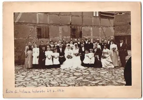 Fotografie Doppel-Hochzeit, Brautpaare & Feiergesellschaft vor einem Fachwerkhaus 1904