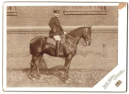 Fotografie Wilhelm Köhler, Posen, Kaiserin Victoriastr. 23d, Uffz. in Uniform zu Pferd