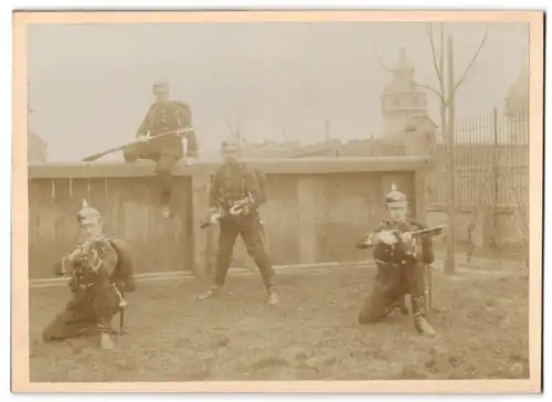 Fotografie Infanteristen mit Pickelhaube & Ausrüstung auf einem Hindernisparkour