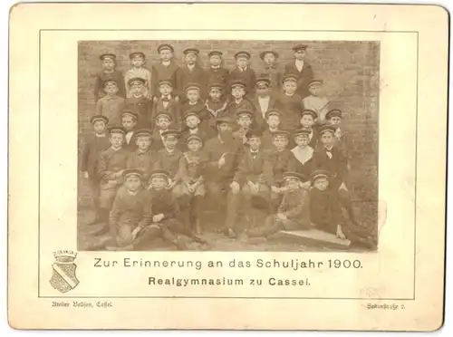 Fotografie Atelier Bellfon, Kassel, Sedanstrasse 2, Klassenfoto Schulknaben des Realgymnasium nebst Lehrer um 1900