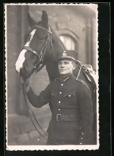 Foto-AK Lettland, Kavallerist in Uniform mit Pferd