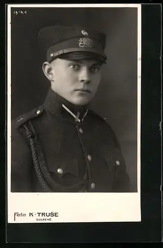 Foto-AK Lettland, Junger Soldat in Uniform mit Schirmmütze