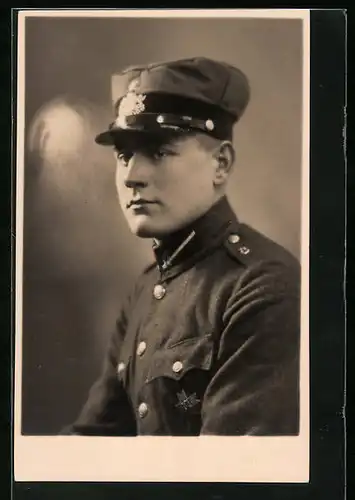 Foto-AK Lettland, Soldat in Uniform mit Schirmmütze
