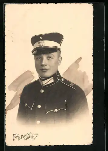 Foto-AK Lettland, Soldat in Gala-Uniform mit Schirmmütze