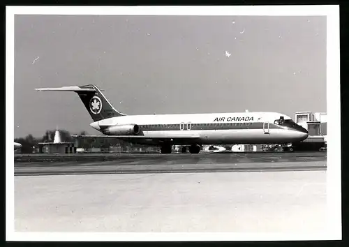 Fotografie Flugzeug Douglas DC-9, Passagierflugzeug der Air Canada, Kennung C-FTMO