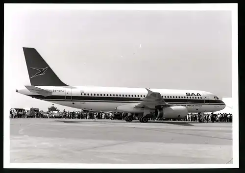 Fotografie Flugzeug Airbus A320, Passagierflugzeug der SAA, Kennung ZS-SHA bei einer Luftfahrtschau