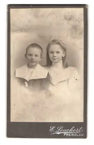 Fotografie E. Leuchert, Prenzlau, Kleiner Junge und Mädchen in hübscher Kleidung