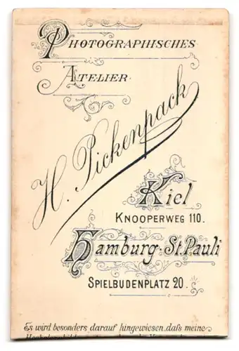 Fotografie H. Pickenpack, Kiel, Knooperweg 110, Kleines Kind im Kleid mit Blume