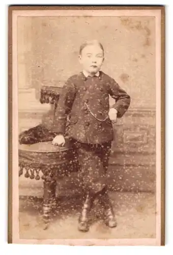 Fotografie Arthur Renard, Kiel, Brunswieker-Str. 30, Kleiner Junge in modischer Kleidung