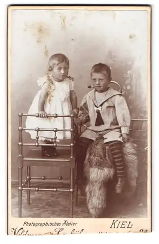 Fotografie Veldmann & Laukühn, Kiel, Holtenauerstr. 31, Junge im Matrosenanzug mit kleinem Kind